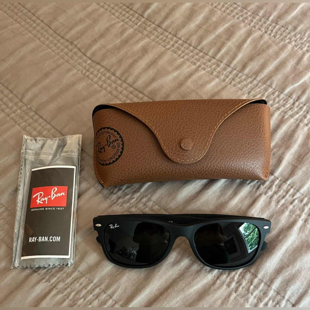 Ray-ban Wayfarer classic black unisex sunglasses - NEW, never worn, case & cloth